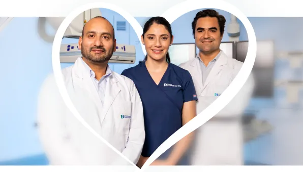 Tres profesionales de la salud enmarcados en un corazón