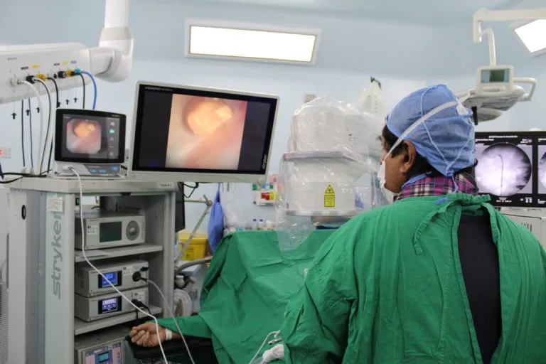 Clínica Ciudad del Mar adquiere moderno equipo que elimina cálculos renales