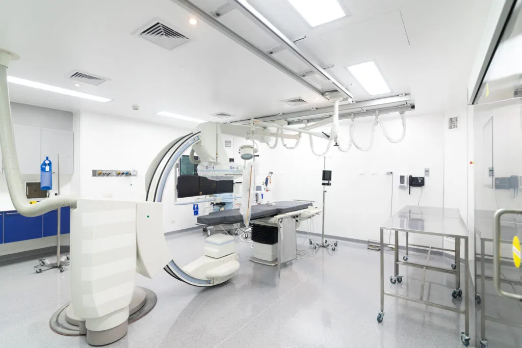 Sala de hemodinamia Clínica Ciudad del Mar con aparatología