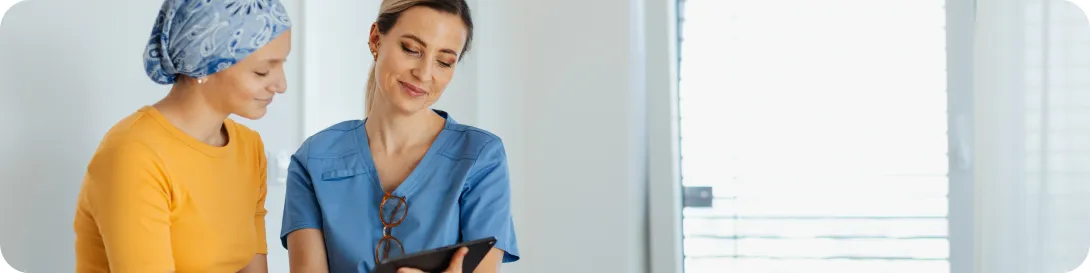 Doctora conversando con paciente mujer del Centro de Oncología